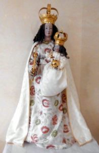 Zwei Kronen, Zepter und Weltkugel von einer großen Marienfigur mit Jesuskind repariert, ergänzt und neu vergoldet.