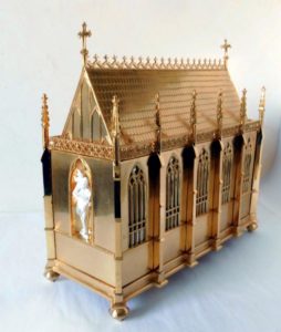 Der Hl. Ida Schrein in der Kirche Heilige Familie, Bad Sassendorf  im neuen Glanz. Die Türmchen und die Galerien wurden gerichtet und versäubert. Nach Vorbild des Abschlusskreuzes wurde ein gleiches neues Kreuz gearbeitet und angelötet. Der Schrein wurde fein geschliffen, solide versilbert,  vergoldet, hochglanzpoliert und anlaufbeständig lackiert. Die drei Heiligenfiguren wurden solide versilbert und hochglanzpoliert.